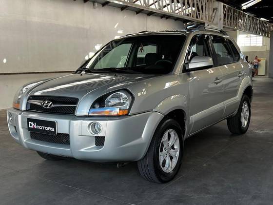 HYUNDAI TUCSON 2.0 MPFI GLS 16V 143CV 2WD GASOLINA 4P AUTOMÁTICO HYUNDAI TUCSON 2.0 MPFI GLS 16V 143CV 2WD GASOLINA 4P AUTOMÁTICO